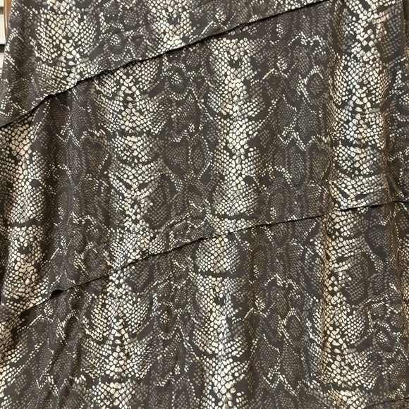 ❤️2/$15 or 3/$21❤️ INC Grey Snakeskin Print Tiered Skirt, Size XL - Picture 4 of 9